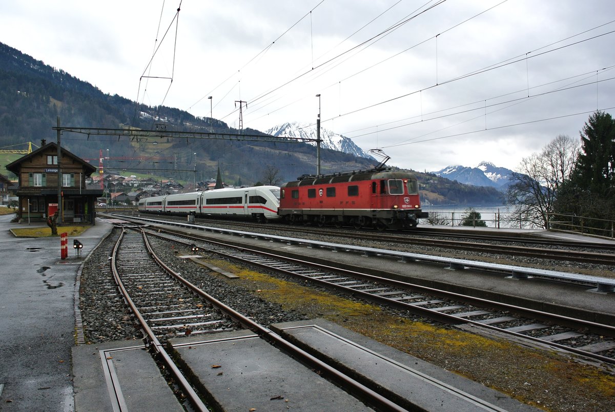 ICE 4 Messfahrten zwischen Interlaken Ost und Spiez: Re 620 040-6 zieht den ICE 4 9004 durch Faulensee Richtung Interlaken, 09.03.2017.

