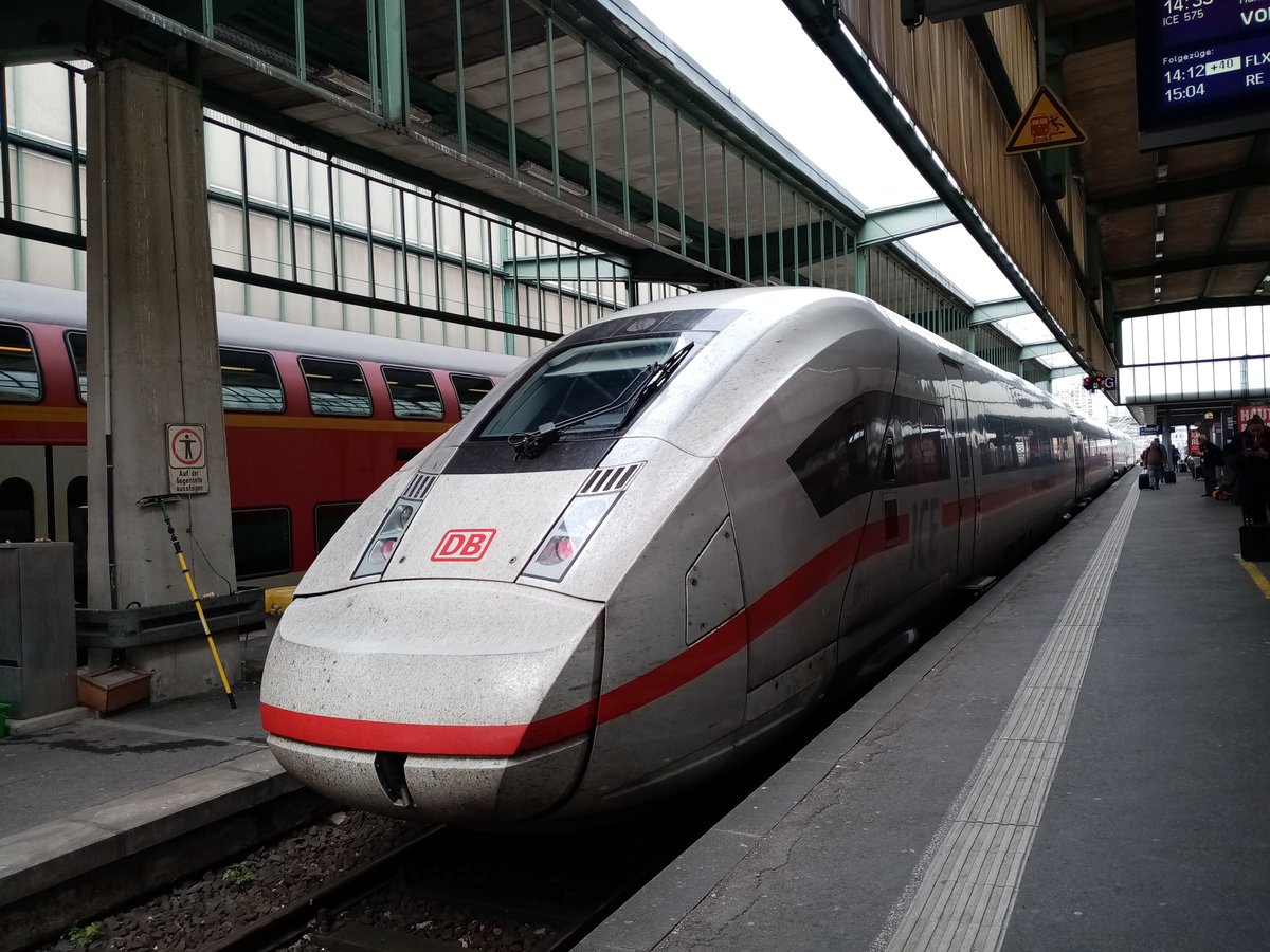 ICE 4 nach Hamburg Altona im Stutttgarter Hbf.
Aufgenommen am 17.05.2019.