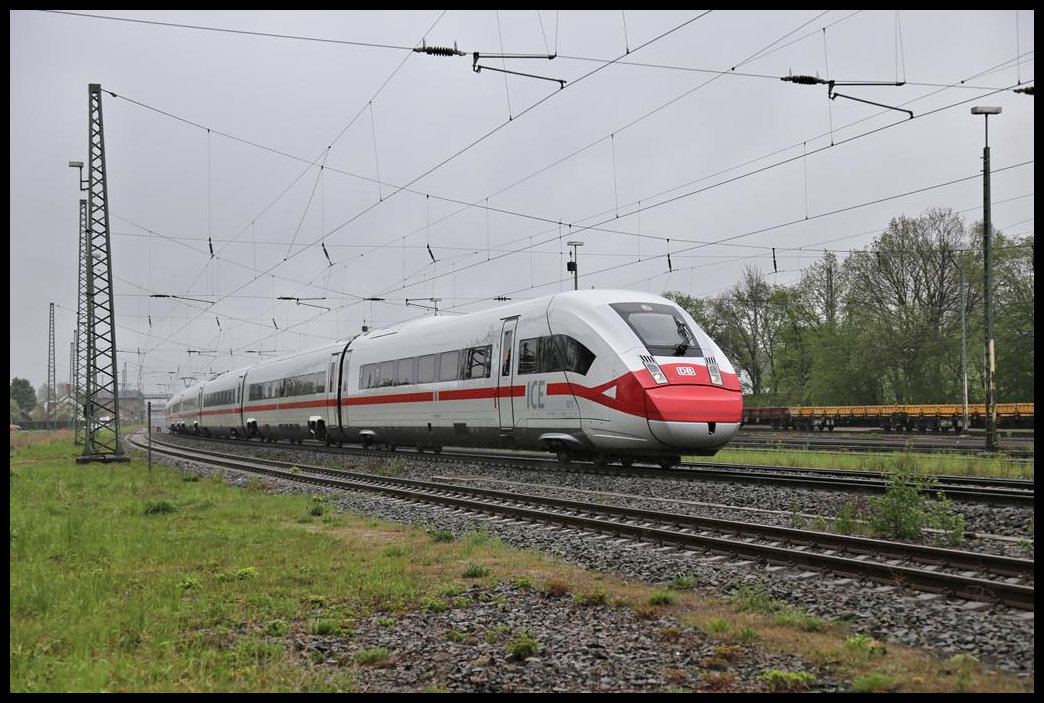 ICE 4 Nr. 9213 mit Corona Schnuten Lappen durchfährt hier am 11.5.2021 um 13.57 Uhr den Bahnhof Hasbergen in Richtung Münster.