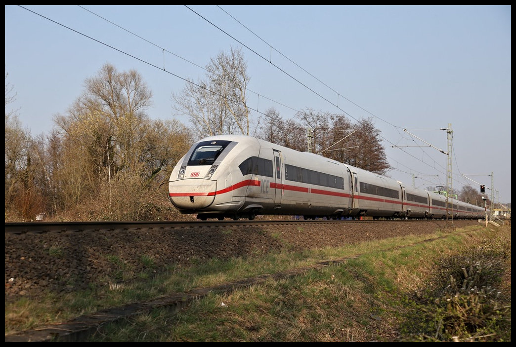 ICE 4 Nr. 9462 hat hier am 24.3.2022 gerade Osnabrück hinter sich gelassen und ist um 16.32 Uhr am Ortsrand von Hasbergen in Richtung Münster auf der Rollbahn unterwegs.