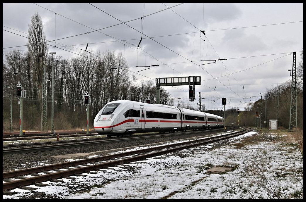 ICE 4 Nr. 9468 erreicht hier auf der Fahrt nach Hamburg am 2.4.2022 um 10.59 Uhr den Bahnhof Hasbergen.