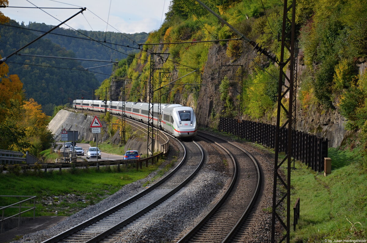 ICE 4 Triebzug 9028  Freistaat Sachsen  (412 028/0812 028/5812 028) schlängelt sich auf seiner Fahrt in Richtung Ulm die Geislinger Steige hinauf. 03.10.2022