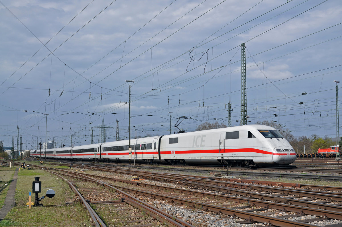 ICE 401 016-1 fährt beim Badischen Bahnhof ein. Die Aufnahme stammt vom 04.04.2016.
