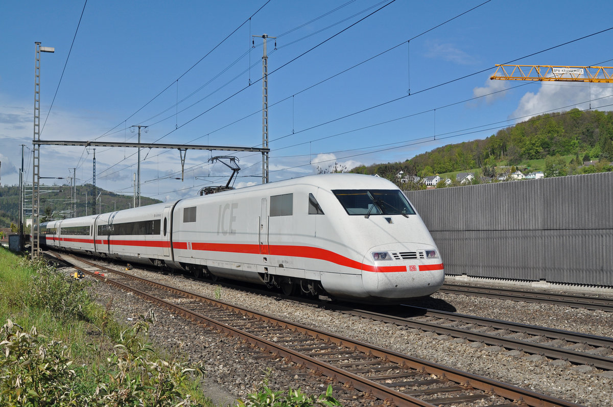 ICE 401 072-4 durchfährt den Bahnhof Gelterkinden. Die Aufnahme stammt vom 02.05.2017.