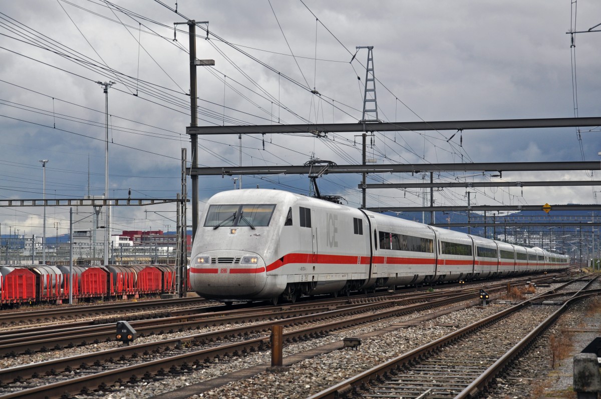 ICE 401 072-4 durchfährt den Bahnhof Muttenz. Die Aufnahme stammt vom 21.09.2014.