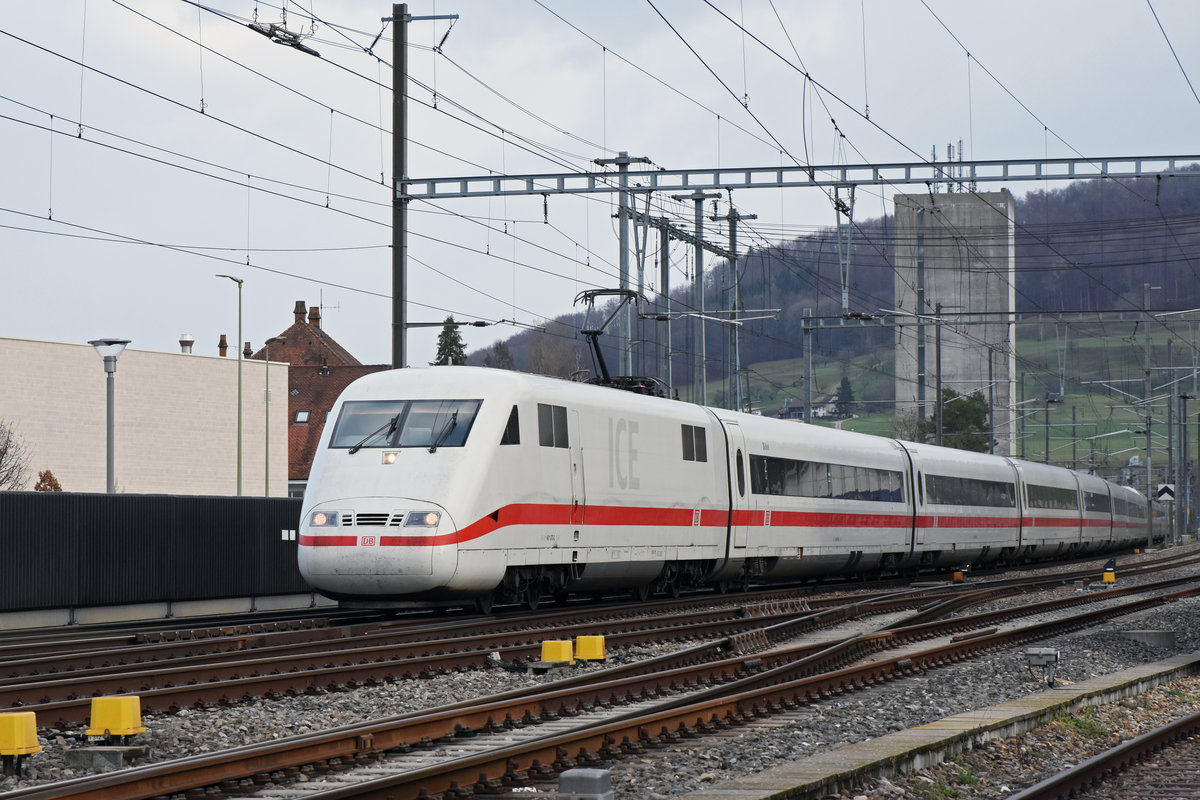ICE 401 073-2 durchfährt den Bahnhof Sissach. Die Aufnahme stammt vom 02.01.2019.