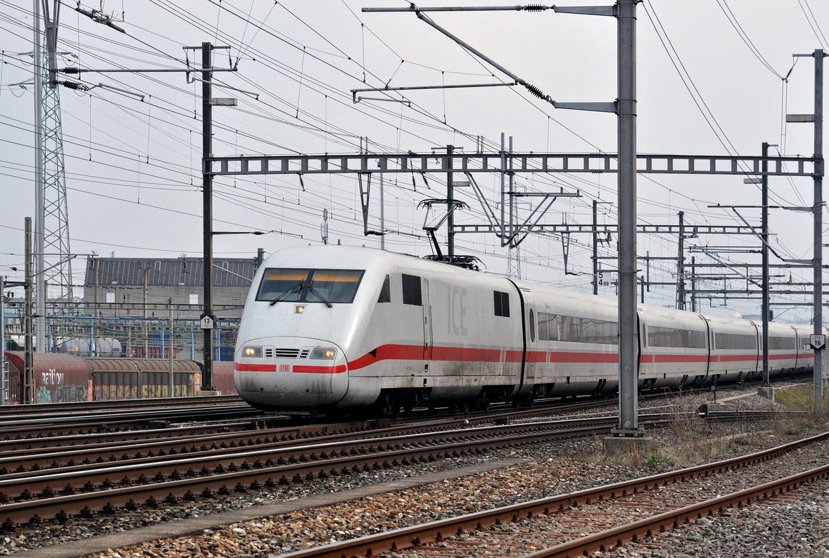 ICE 401 074-0 durchfährt den Bahnhof Muttenz. Die Aufnahme stammt vom 21.03.2016.