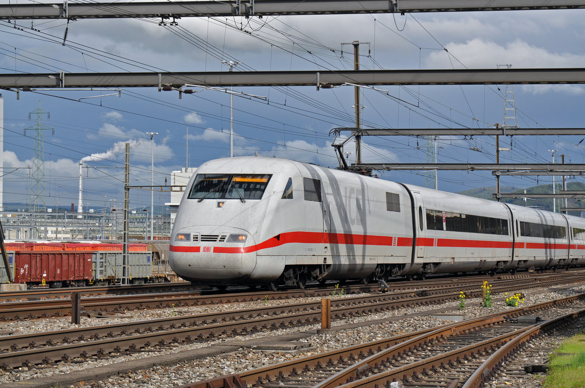 ICE 401 075-7 durchfährt den Bahnhof Muttenz. Die Aufnahme stammt vom 16.04.2016.