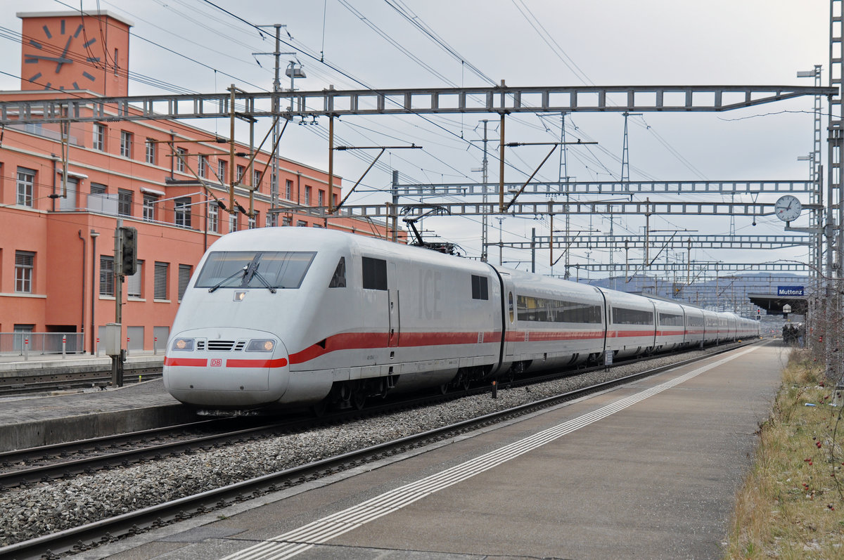 ICE 401 076-5 durchfährt den Bahnhof Muttenz. Die Aufnahme stammt vom 09.03.2018.