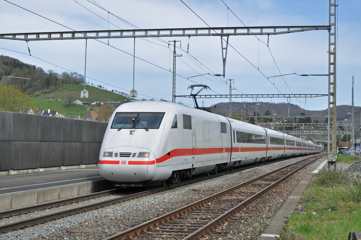 ICE 401 076-5 durchfährt den Bahnhof Gelterkinden. Die Aufnahme stammt vom 14.04.2018.
