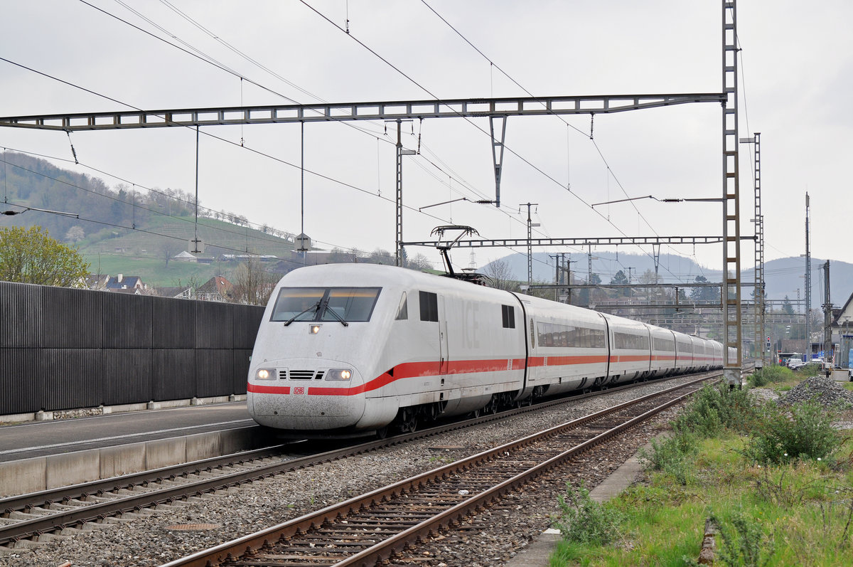 ICE 401 077-3 durchfährt den Bahnhof Gelterkinden. Die Aufnahme stammt vom 06.04.2017
