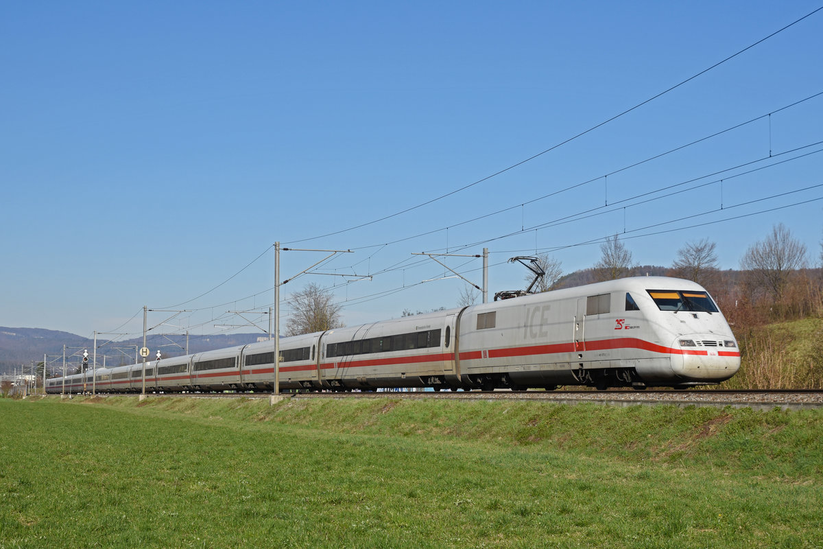ICE 401 077-3 fährt Richtung Bahnhof Sissach. Die Aufnahme stammt vom 21.03.2019.