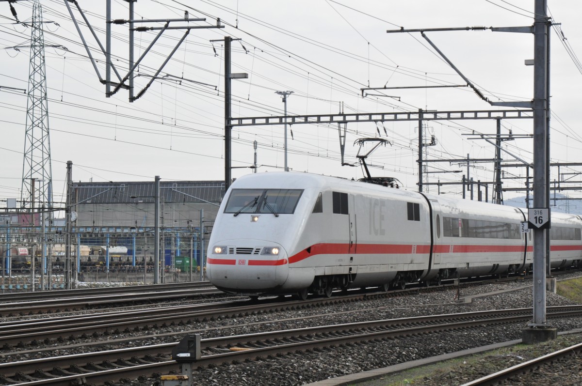 ICE 401 079-9 durchfährt den Bahnhof Muttenz. Die Aufnahme stammt vom 28.01.2015.