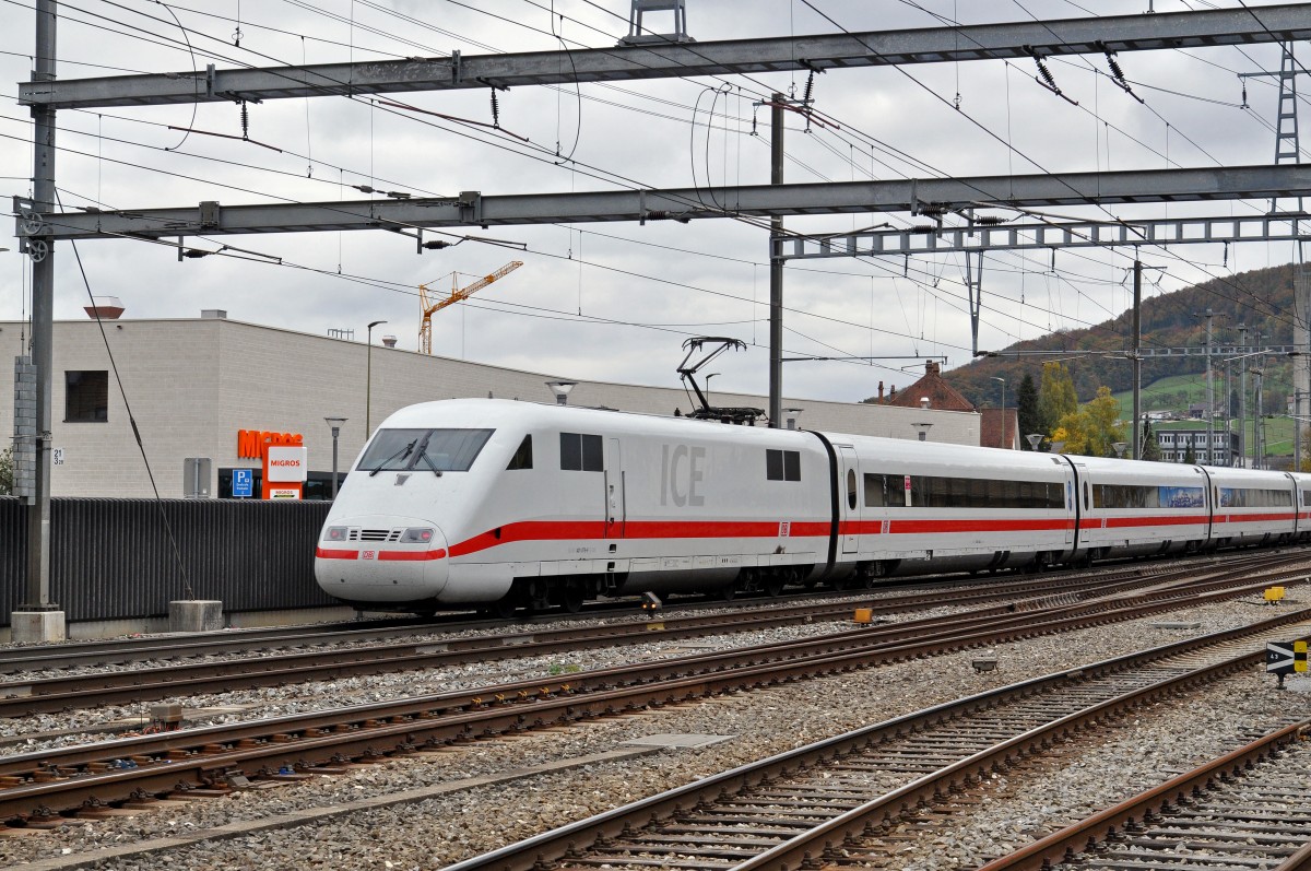 ICE 401 079-9 durchfährt den Bahnhof Sissach. Die Aufnahme stammt vom 23.10.2015.