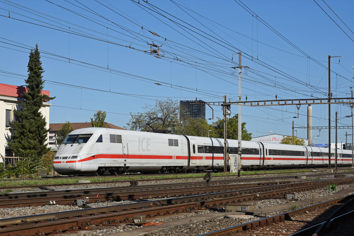 ICE 401 083-1 durchfährt den Bahnhof Pratteln. Die Aufnahme stammt vom 05.10.2018.