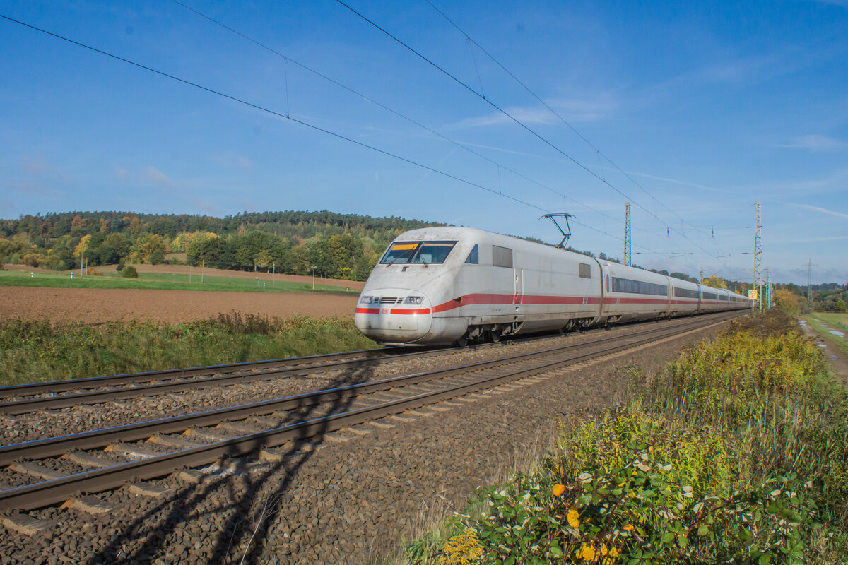 ICE 401 506-1 (Itzehoe) ist am 19.10.2022 in Richtung Frankfurt/M. bei Kerzell unterwegs.