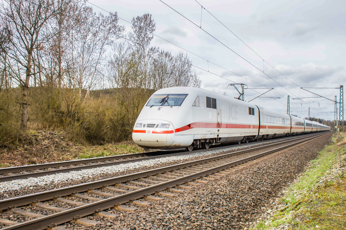 ICE 401 519-4  Osnabrück  ist in Richtung Frankfurt/M. unterwegs,gesehen am 22.03.2023 bei Kerzell.