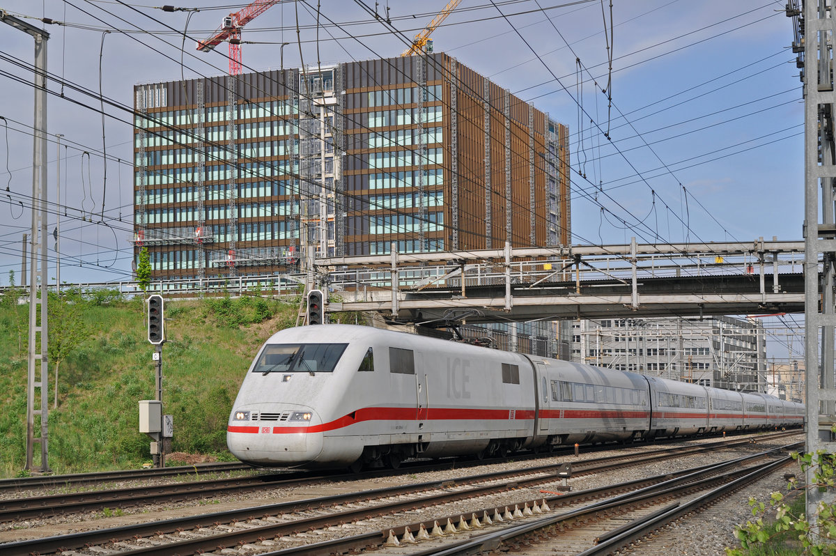 ICE 401 574-9 durchfährt den Bahnhof Muttenz. Die Aufnahme stammt vom 13.04.2017.