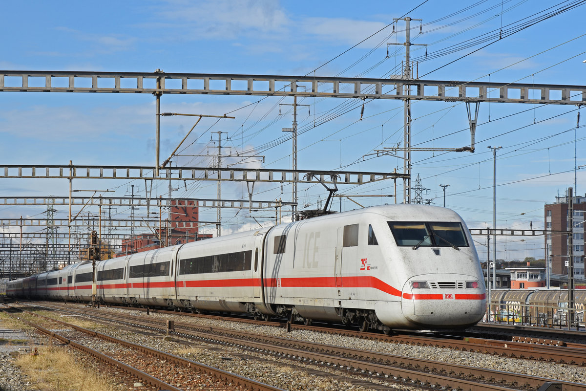 ICE 401 574-9 durchfährt den Bahnhof Muttenz. Die Aufnahme stammt vom 08.11.2018.