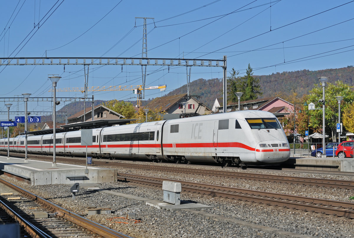 ICE 401 575-6 durchfährt den Bahnhof Sissach. Die Aufnahme stammt vom 16.10.2017.