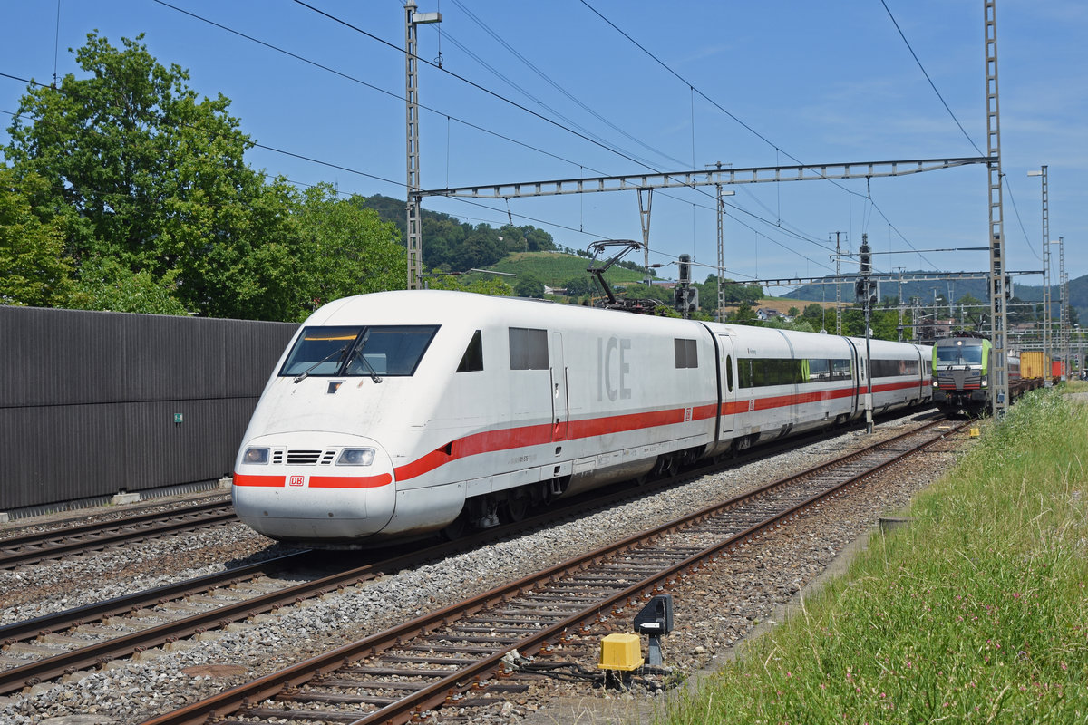 ICE 401 575-6 durchfährt den Bahnhof Gelterkinden. Die Aufnahme stammt vom 17.07.2019.
