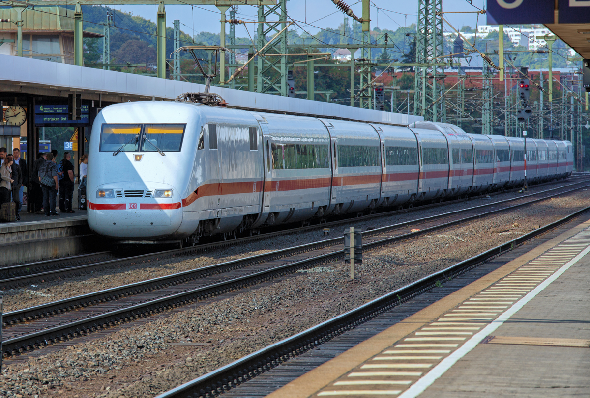 ICE (401 575) am Bahnsteig 4 in Fulda. - 11.09.2015