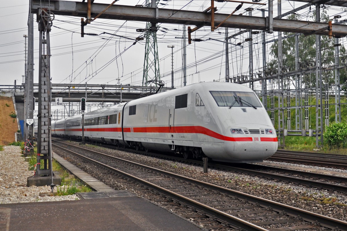 ICE 401 578-0 durchfährt den Bahnhof Muttenz. Die Aufnahme stammt vom 30.05.2014.