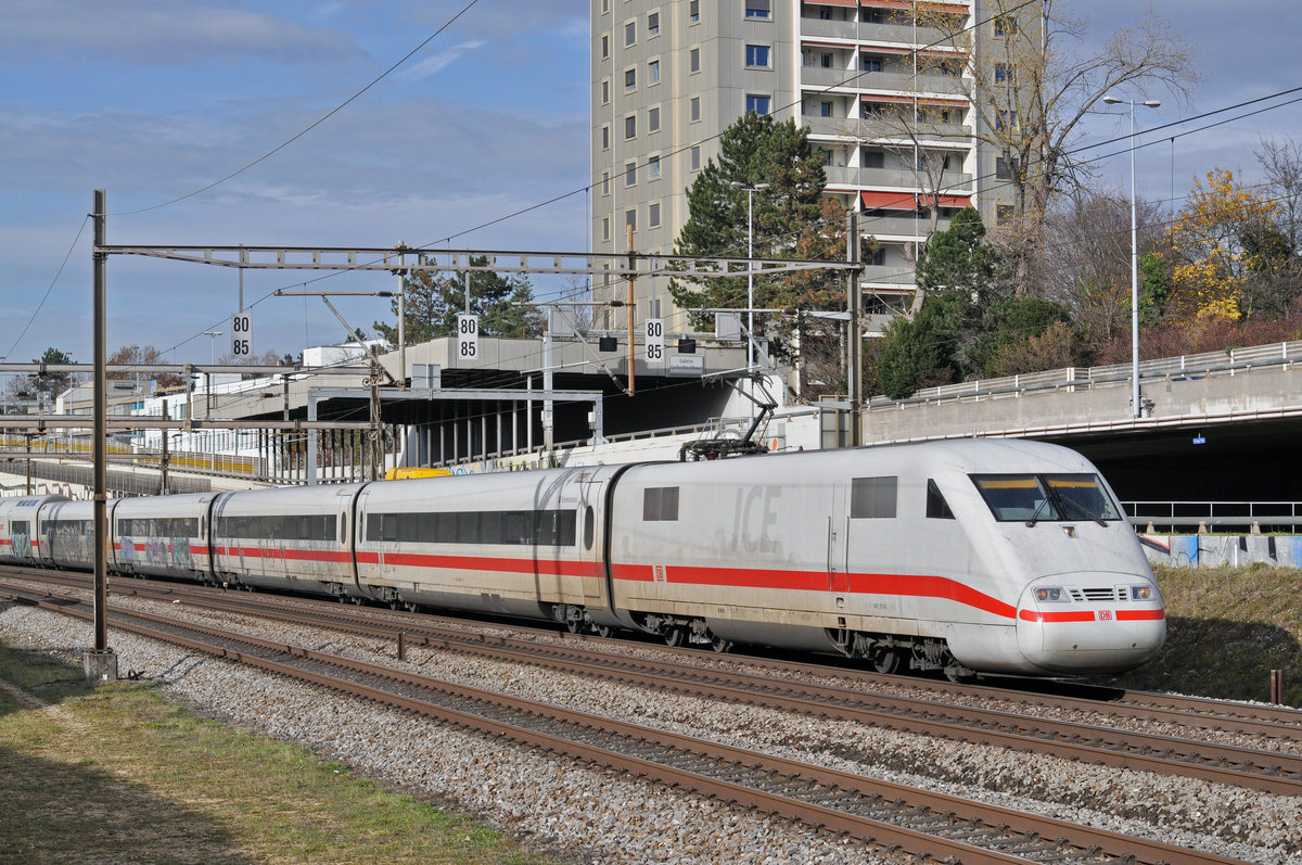 ICE 401 578-0 fährt Richtung Bahnhof Muttenz. Die Aufnahme stammt vom 21.11.2017.