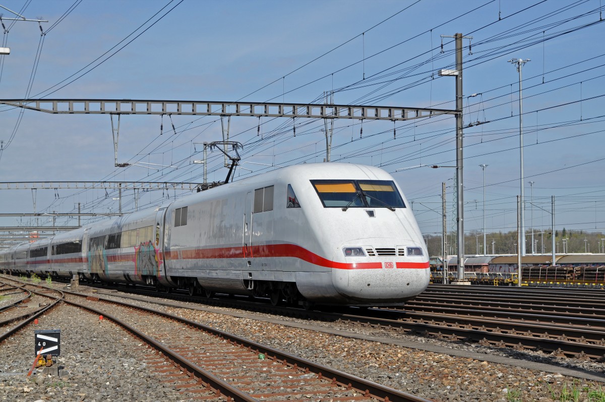 ICE 401 579-8 durchfährt den Bahnhof Muttenz. Die Aufnahme stammt vom 13.04.2015.