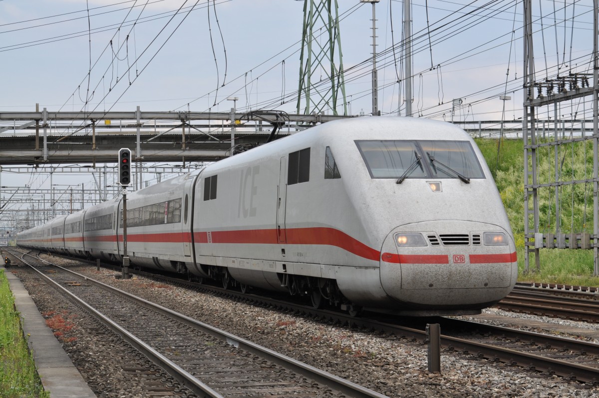 ICE 401 581-4 durchfährt den Bahnhof Muttenz. Die Aufnahme stammt vom 23.05.2015.
