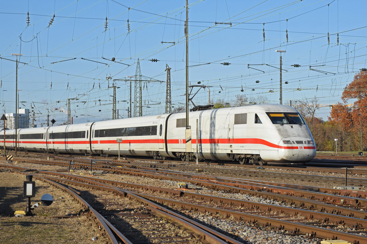 ICE 401 582-2 fährt beim badischen Bahnhof ein. Die Aufnahme stammt vom 14.11.2018.