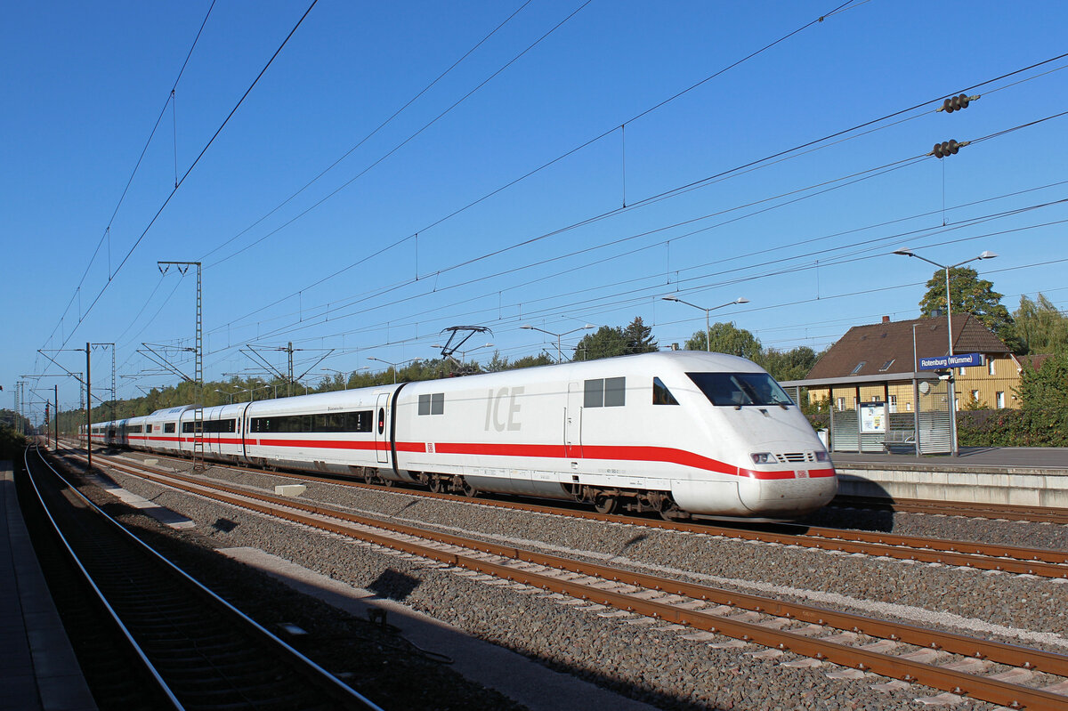 ICE 401 582-2 kommt aus Hamburg und rauscht am 07.10.2022 durch den Bahnhof Rotenburg (Wümme).
