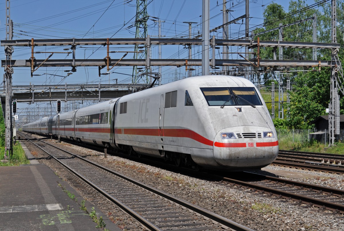 ICE 401 583-0 durchfährt den Bahnhof Muttenz. Die Aufnahme stammt vom 18.05.2015.