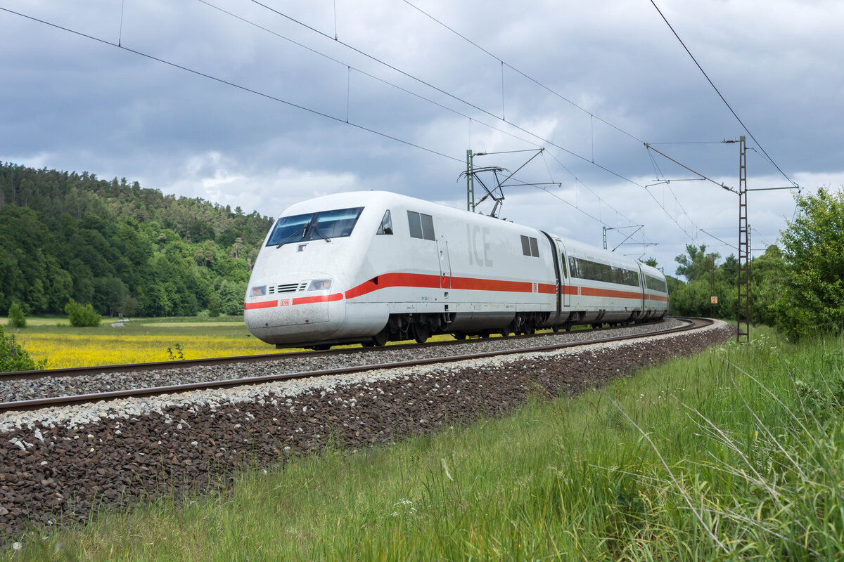 ICE 401 583-0  Timmendorfer Strand  ist am 22.05.2025 in Richtung Frankfurt/M. Hbf unterwegs,gesehen bei Hermannspiegel.