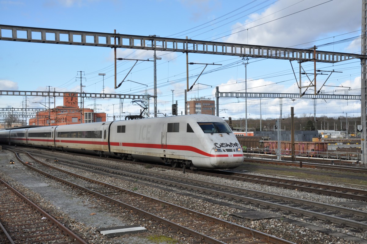 ICE 401 584-8 durchfährt den Bahnhof Muttenz. Die Aufnahme stammt vom 09.02.2014.