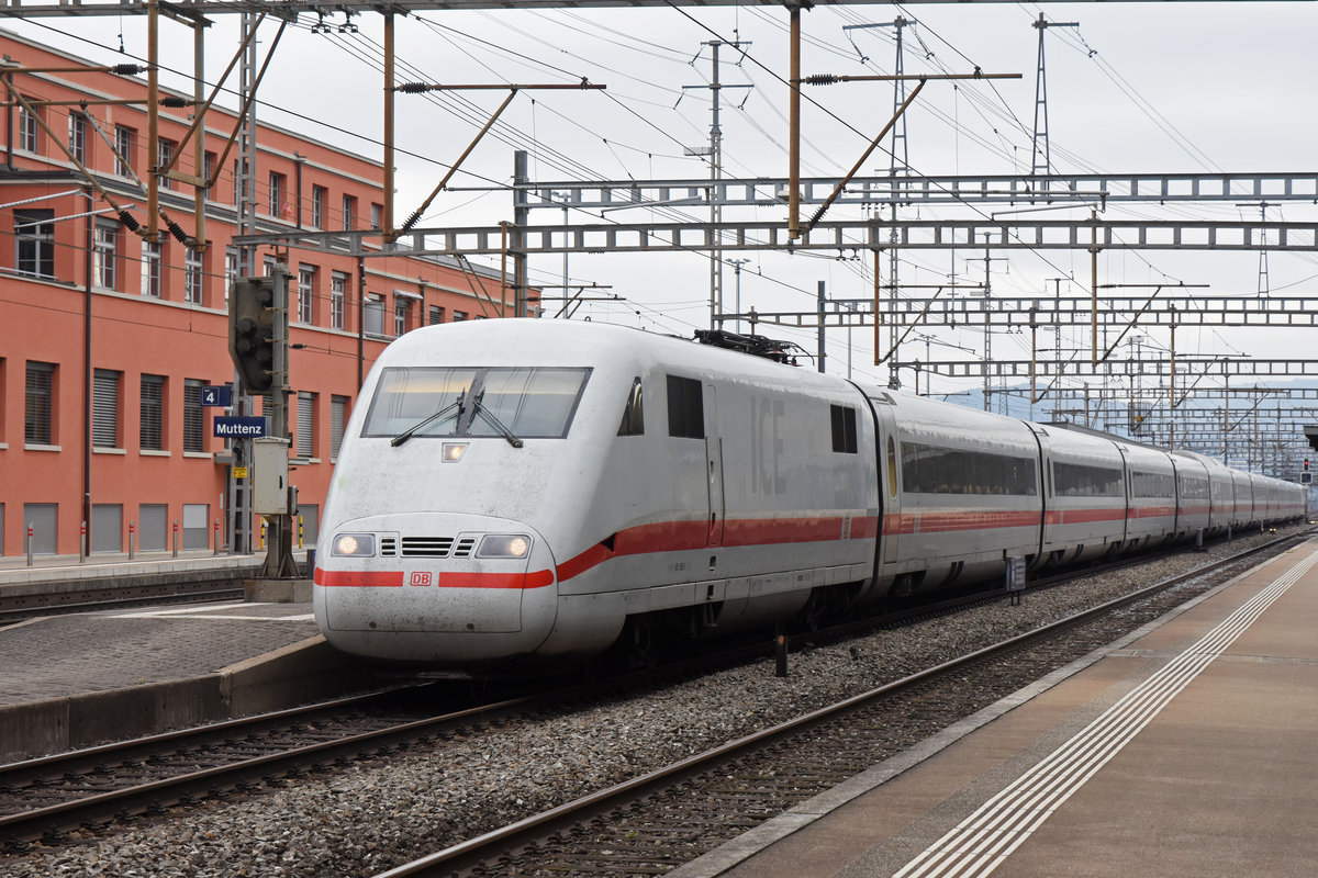 ICE 401 585-5, durchfährt den Bahnhof Muttenz. Die Aufnahme stammt vom 26.10.2018.