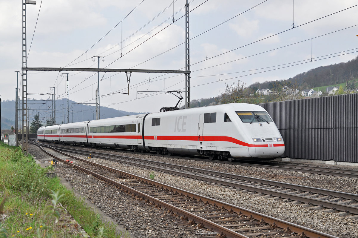 ICE 401 586-3 durchfährt den Bahnhof Gelterkinden. Die Aufnahme stammt vom 06.04.2017.