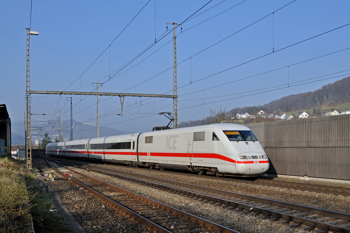 ICE 401 588-9 durchfährt den Bahnhof Gelterkinden. Die Aufnahme stammt vom 16.03.2017.