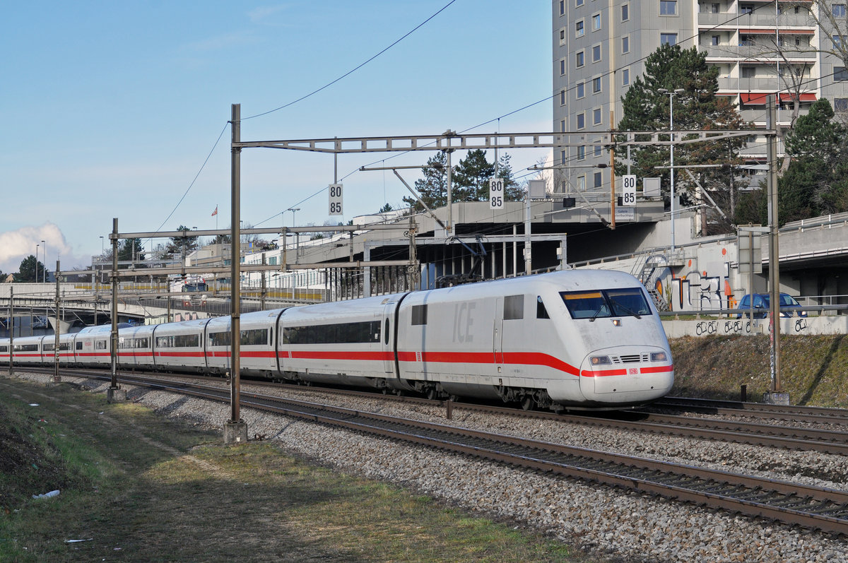 ICE 401 588-9 fährt Richtung Bahnhof Muttenz. Die Aufnahme stammt vom 01.12.2017.