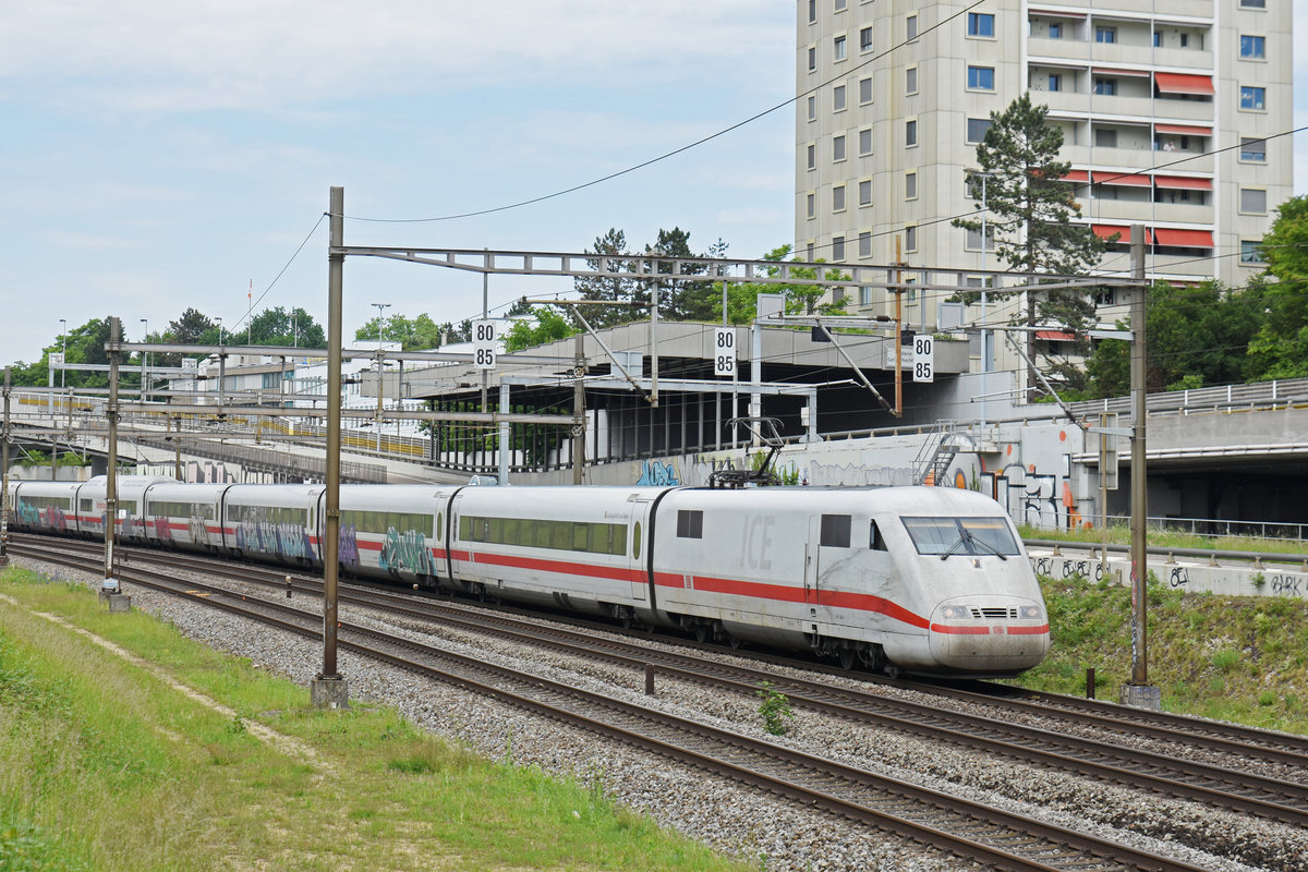 ICE 401 590-5 fährt Richtung Bahnhof Muttenz. Die Aufnahme stammt vom 21.05.2018.