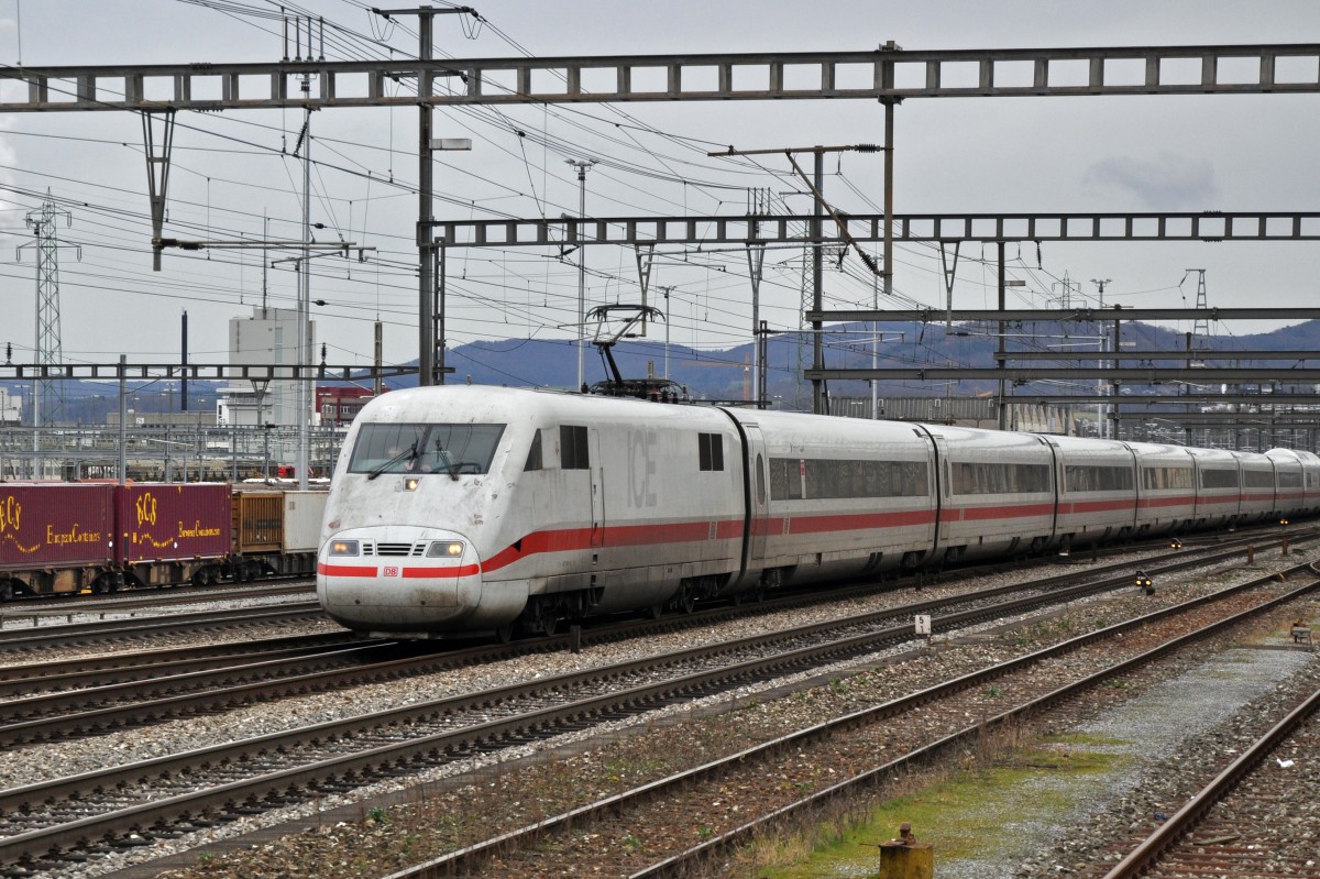ICE 401 durchfährt den Bahnhof Muttenz. Die Aufnahme stammt vom 16.02.2014.
