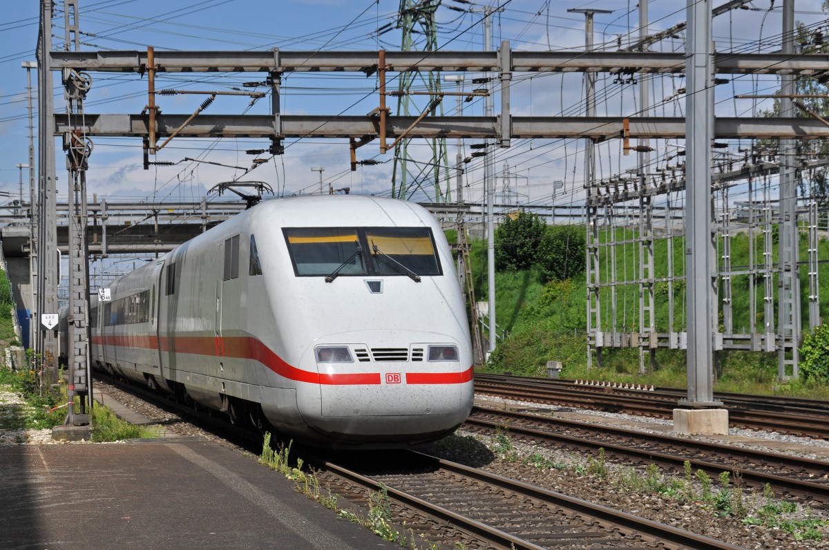 ICE 401 durchfährt den Bahnhof Muttenz. Die Aufnahme stammt vom 18.08.2014.