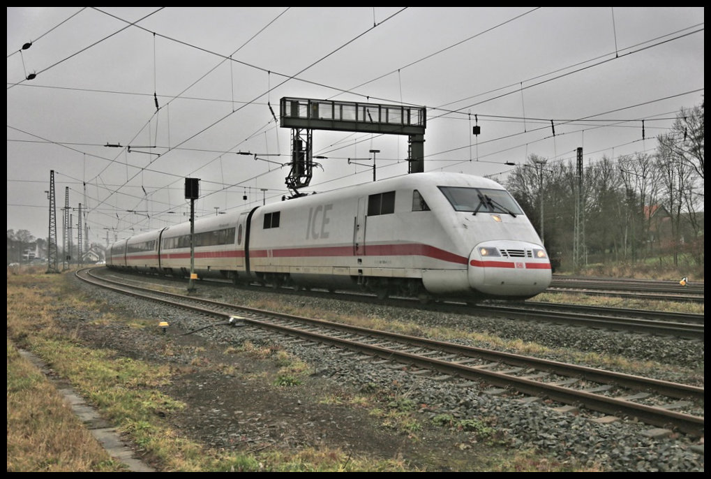 ICE 401005 durchfährt auf dem Weg zum nächsten Halt in Münster in Westfalen am 16.12.2021 um 12.02 Uhr den Bahnhof Hasbergen.