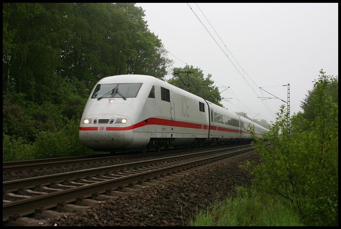 ICE 401011 erreicht hier auf dem Weg nach Osnabrück am 6.5.2007 um 8.21 Uhr den Ortsrand von Hasbergen.
