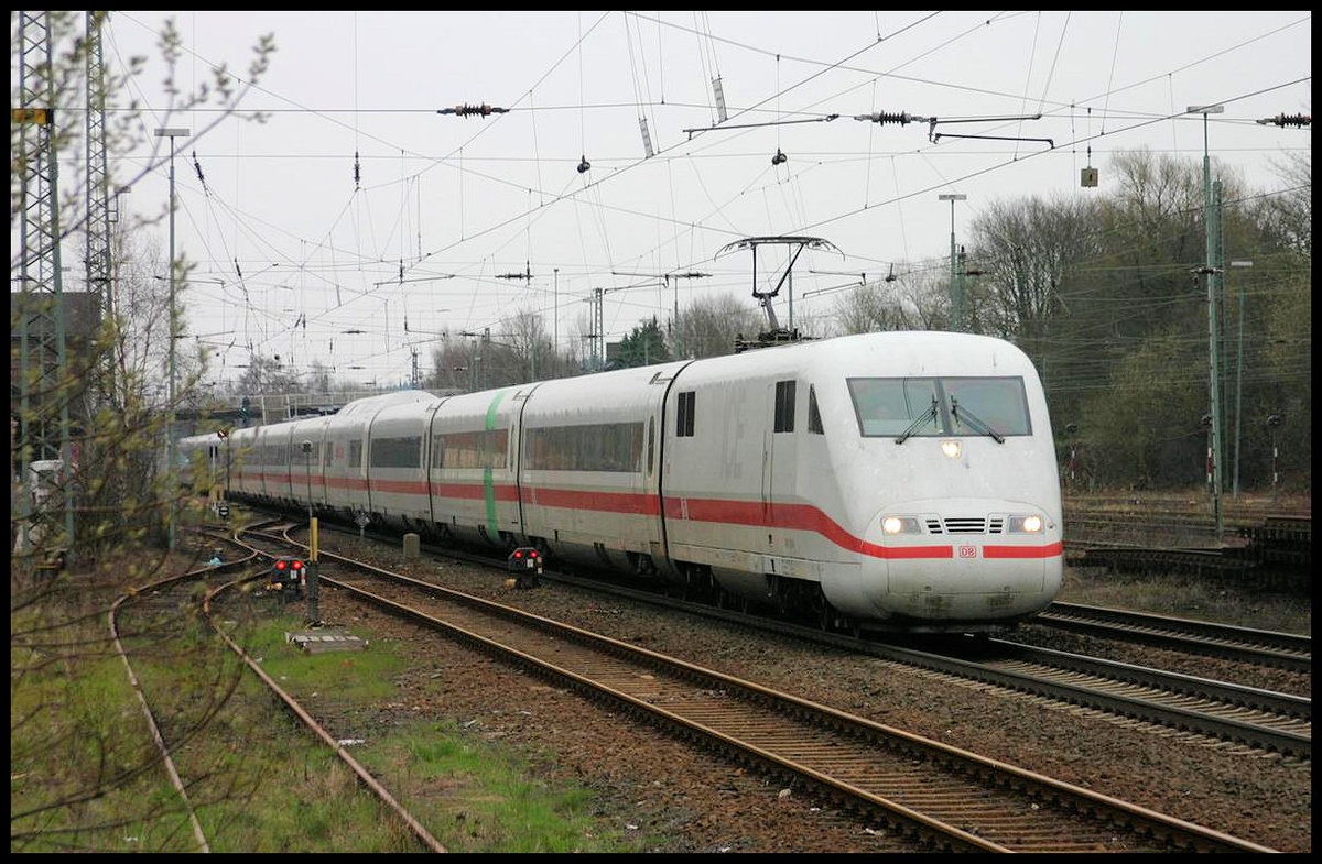 ICE 401015 fährt hier am 15.4.2006 um 17.43 Uhr in Richtung Münster durch den Bahnhof Hasbergen.