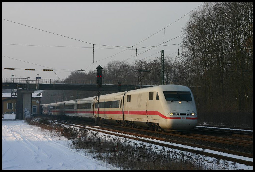 ICE 401067 durchfährt hier am5.3.2005 den Bahnhof Natrup Hagen in Richtung Osnabrück. 