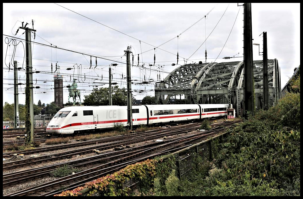 ICE 401503 verläßt am 20.9.2021 um 14.09 Uhr die Hohenzollernbrücke und fährt in den HBF Köln ein.