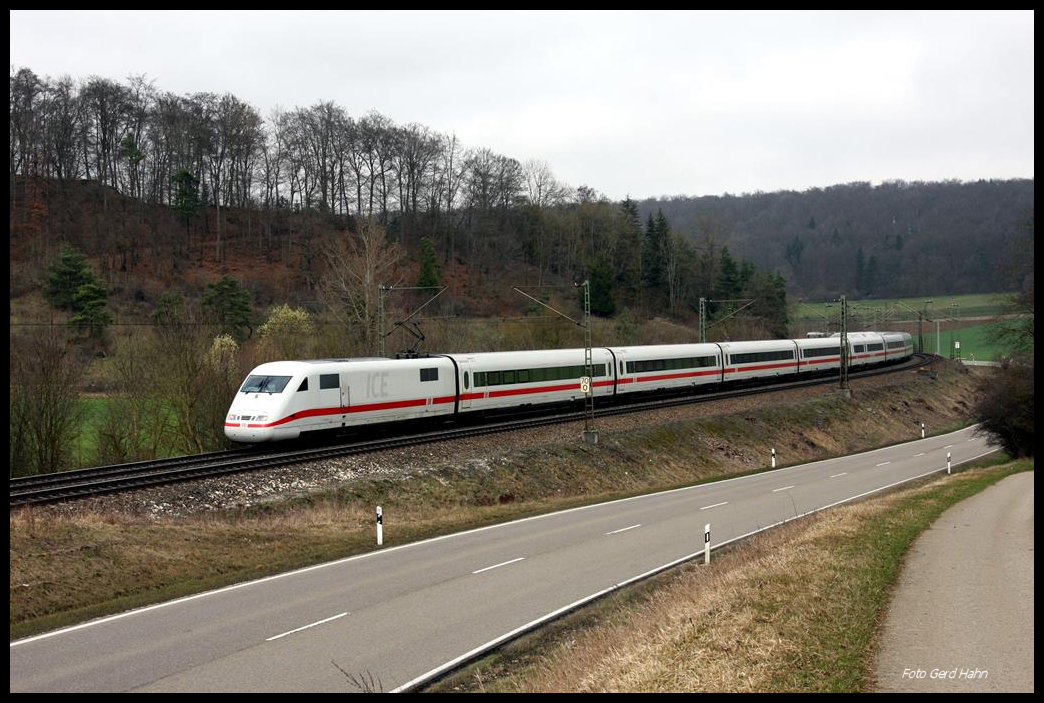 ICE 401515-2 war am 23.03.2017 um 11.54 Uhr bei Amstetten in Richtung Ulm unterwegs.