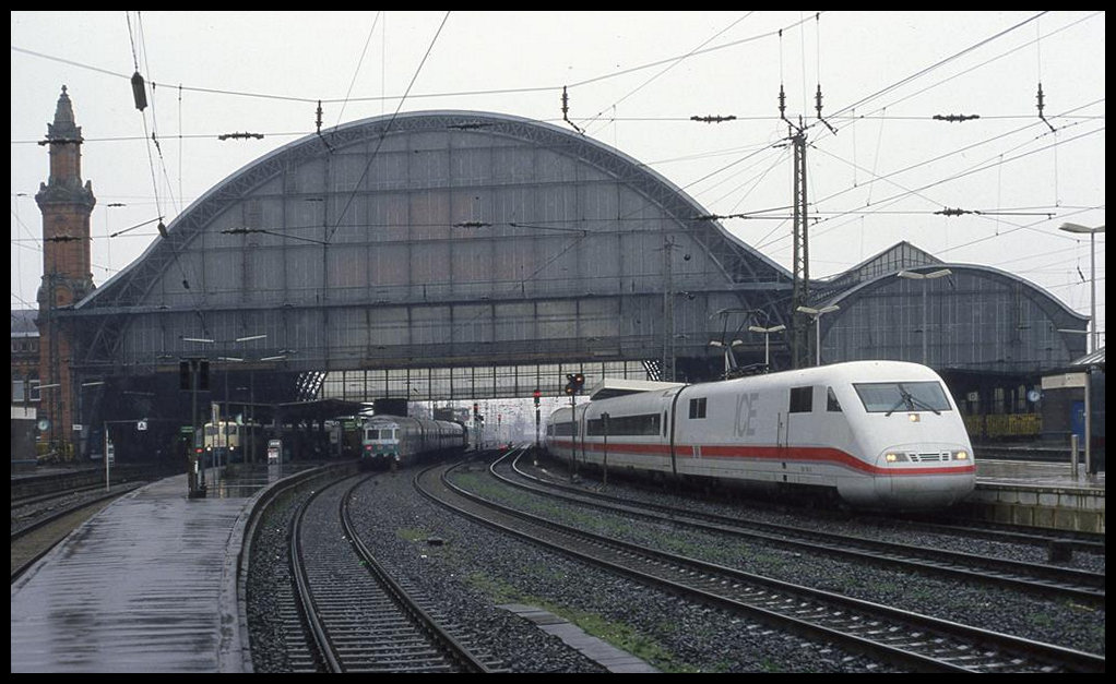 ICE 401515 steht 5.3.1995 um 12.05 Uhr bei starkem Regen vor der großen Bahnsteighalle in Bremen.