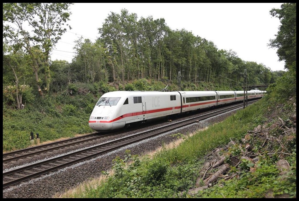 ICE 401564-0 ist hier am 5.7.2019 um 11.49 Uhr auf der Rollbahn bei Hasbergen in Richtung Münster in Westfalen unterwegs.